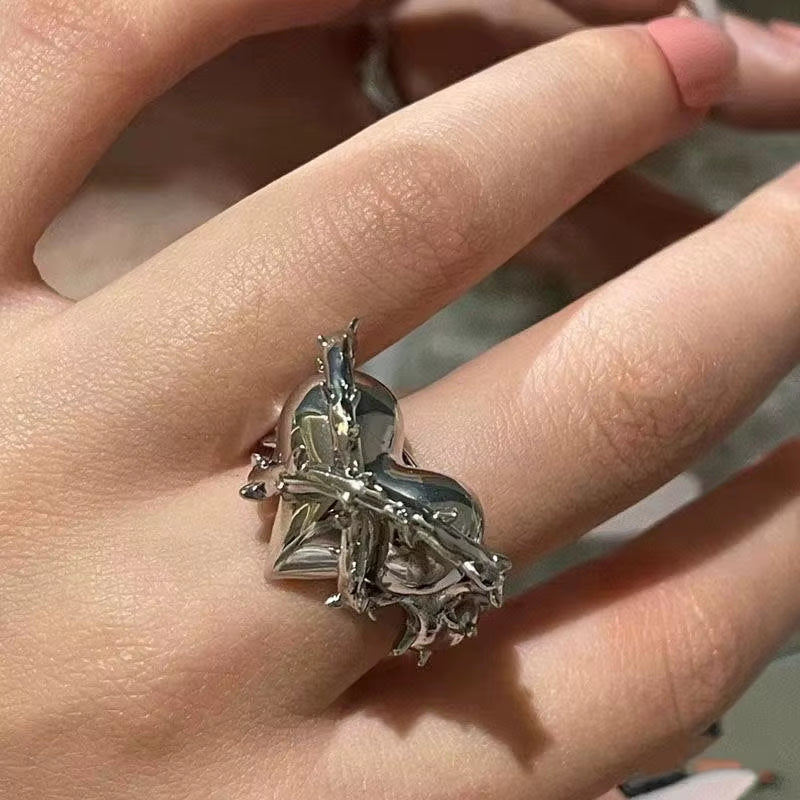Dark Thorns Heart Ring Punk Hip Hop Gothic Lovers Heart Ring Fashion Street Men and Women Jewelry Gifts